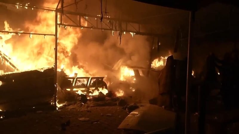 Am frühen Montag ereigneten sich Explosionen vor dem Al-Aqsa-Märtyrer-Krankenhaus in Deir al-Balah im Zentrum des Gazastreifens. (Bild: KameraOne)