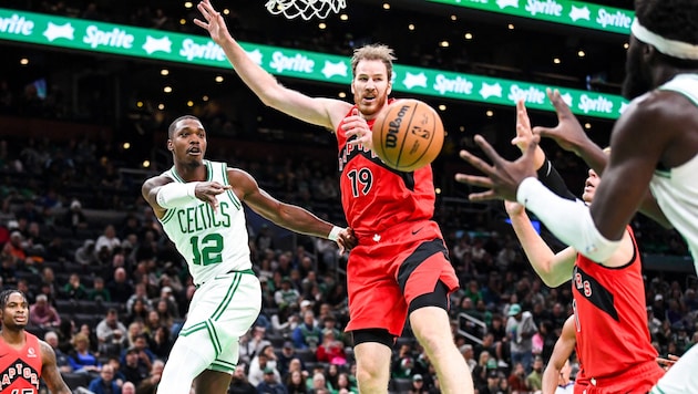 Jakob Pöltl zeigte eine gute Leistung gegen die Celtics. (Bild: AFP/GETTY IMAGES/China Wong)