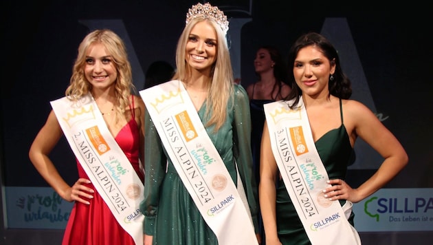 „Miss Alpin 2024“ Larissa Ranacher (Mitte) mit „Vize-Miss“ Lea Nanton (links) und Angelina Cukic (rechts). (Bild: Hammann Recka/Copyright © 2024, Recka Hammann.)