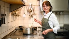 Spitzenköchin Elisabeth Grabmer kochte für das Rezeptbuch „Knödelreich“ zig Teige und drehte hunderte Knödel – was sie liebt! (Bild: Wenzel Markus/Markus Wenzel)