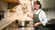 Spitzenköchin Elisabeth Grabmer kochte für das Rezeptbuch „Knödelreich“ zig Teige und drehte ...