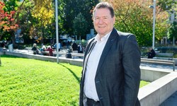 Sicherheitssprecher Christian Hursky ist stolz auf den neu gestalteten Reumannplatz.