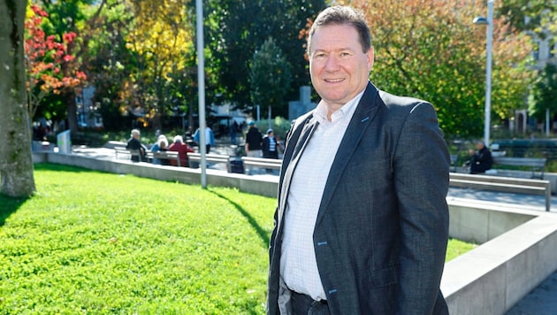 Security spokesman Christian Hursky is proud of the redesigned Reumannplatz. (Bild: Holl Reinhard/Reinhard Holl)