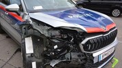Dieses Polizeiauto wurde von dem Verdächtigen gerammt.