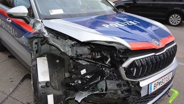 This police car was rammed by the suspect. (Bild: LPD Wien)