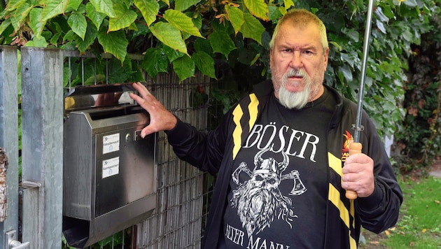 Kleingärtner Walter Haab vor seinem Briefkasten: Er ärgert sich über die fehlerhafte Zustellung. (Bild: Zwefo)