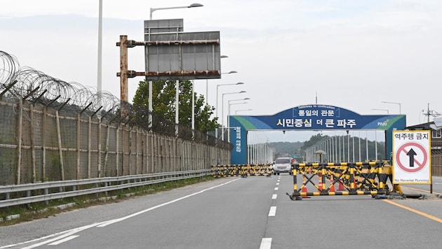 A barricaded South Korean border crossing (Bild: APA/AFP)