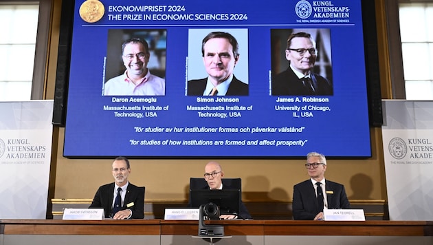 The US researchers Daron Acemoglu, Simon Johnson and James A. Robinson will be awarded the Alfred Nobel Memorial Prize in Economic Sciences this year. (Bild: APA/AFP/TT NEWS AGENCY/TT/Christine Olsson)