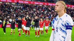 Für Erling Haaland (rechts) und seine Norweger hagelt es nach der Pleite gegen Österreich ...