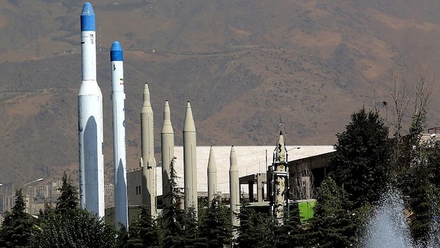 Missiles on display in front of the Revolution Museum in Tehran (Bild: APA/AFP/ATTA KENARE)