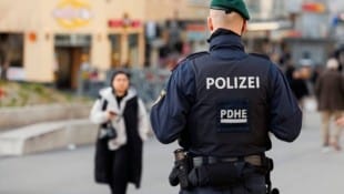 Ein 24-Jähriger wurde am Sonntagabend von drei Unbekannten mit einer Glasflasche und Fäusten angegriffen, bevor die Täter flüchteten (Symbolbild). (Bild: APA/FLORIAN WIESER / APA / picturedesk.com)