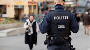 Ein 24-Jähriger wurde am Sonntagabend von drei Unbekannten mit einer Glasflasche und Fäusten angegriffen, bevor die Täter flüchteten (Symbolbild). (Bild: APA/FLORIAN WIESER / APA / picturedesk.com)