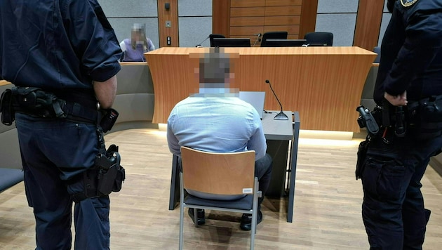 The accused at the trial. (Bild: APA/MARKUS STEGMAYR, Krone KREATIV)