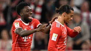 Alphonso Davies (links) könnte seinen Vertrag in München doch noch verlängern. 