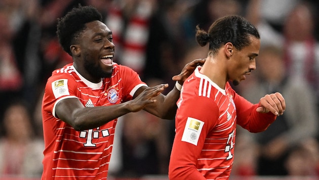 Alphonso Davies (left) could extend his contract in Munich after all. (Bild: AFP/APA/CHRISTOF STACHE)