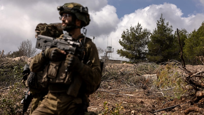 Israelische Bodentruppen in der Nähe eines UNIFIL-Stützpunkts (Bild: APA/AFP/Menahem KAHANA)