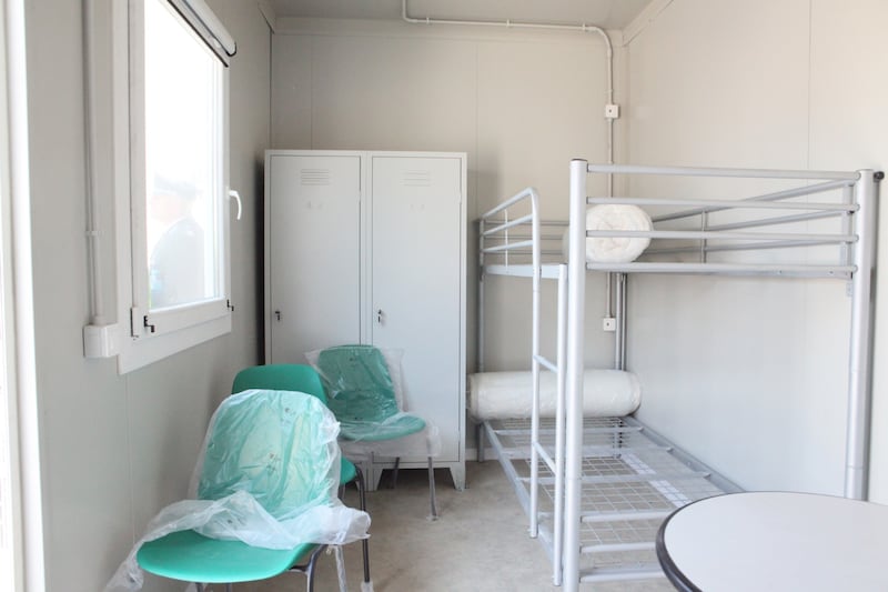 A look inside the residential containers in the Italian asylum centers in Albania: they are not suitable for longer stays (Bild: Alketa Misja / dpa / picturedesk.com)