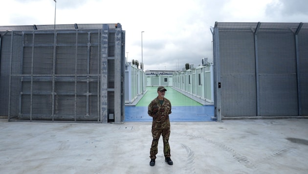 Das neue italienische Flüchtlingszentrum in Albanien (Bild: ADNAN BECI / AFP / picturedesk.com)