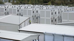 Umstrittenes Projekt: In Albanien hat Italien zwei Asylzentren errichtet. (Bild: ADNAN BECI / AFP / picturedesk.com)