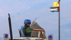 Eine UNIFIL-Patrouille, im Hintergrund sieht man eine Flagge der Palästinenser und der Hisbollah.  (Bild: APA/AFP/Joseph EID)