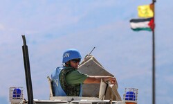 Eine UNIFIL-Patrouille, im Hintergrund sieht man eine Flagge der Palästinenser und der ...