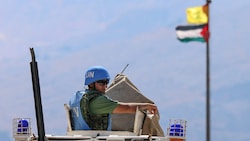 Eine UNIFIL-Patrouille, im Hintergrund sieht man eine Flagge der Palästinenser und der Hisbollah.  (Bild: APA/AFP/Joseph EID)