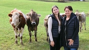 Zwei ausgezeichnete Frauen: Hofheldin Margret Karelly (44) mit Tochter Anabell (20), der ...