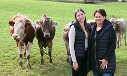 Zwei ausgezeichnete Frauen: Hofheldin Margret Karelly (44) mit Tochter Anabell (20), der ...