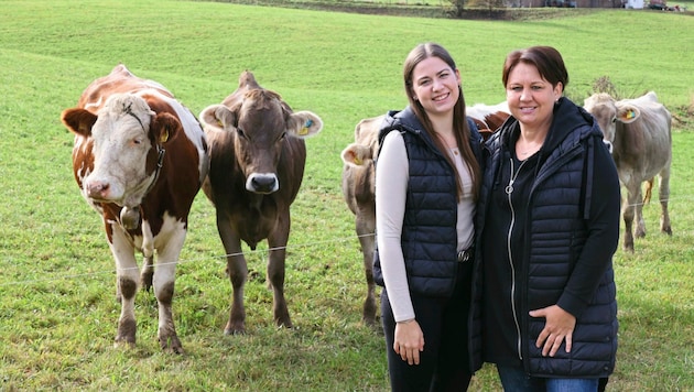 Zwei ausgezeichnete Frauen: Hofheldin Margret Karelly (44) mit Tochter Anabell (20), der amtierenden steirischen Milchkönigin. (Bild: Jauschowetz Christian/Christian Jauschowetz)