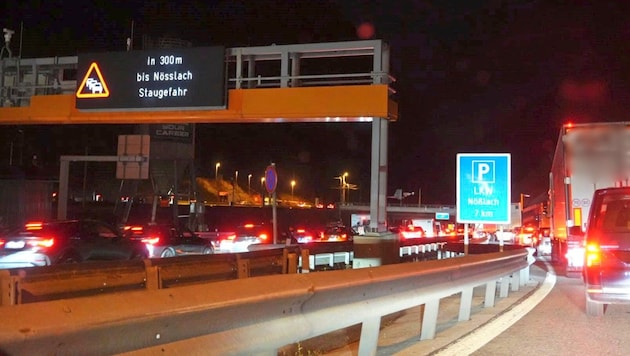 Early evening chaos on the A13 between Brenner and the Luegbrücke bridge on Sunday. Congratulations to all those who kept an overview. (Bild: Peter Freiberger, Krone KREATIV)