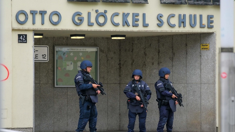 The Otto-Glöckel School and Linz Central Station were also targeted by the "bomb brain". (Bild: Einöder Horst)