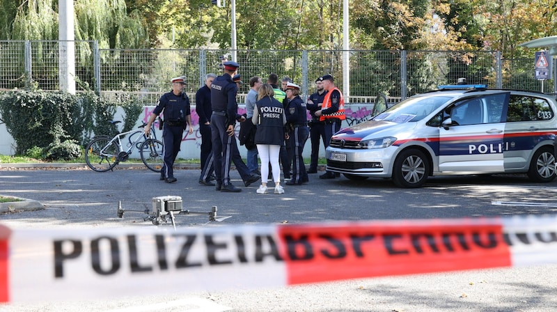 There was also a large-scale operation at the school in Keplerstraße in Graz. (Bild: Jauschowetz Christian)