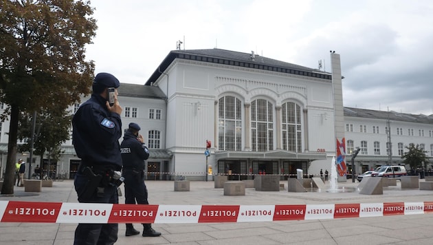 October 2: Bomb threat against Salzburg Central Station. (Bild: Tschepp Markus)