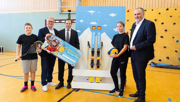 The sports promotion campaign was launched on Monday at the secondary school in Siegendorf together with Niessl, Wirth and Doskozil. (Bild: LMS/Wiesinger)