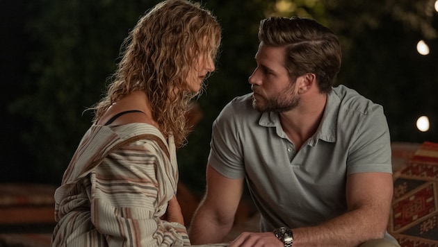 Things also got hot between Laura Dern and Liam Hemsworth in "Lonely Planet". (Bild: © 2024 Netflix, Inc.)