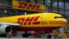 Ein DHL-Frachtflugzeug in einem Hangar in Leipzig (Bild: APA/AFP)