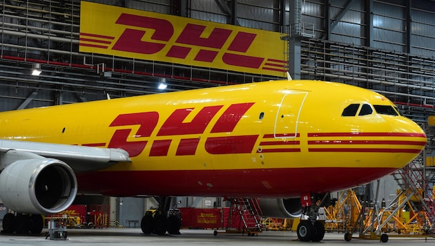 A DHL cargo plane in a hangar in Leipzig (Bild: APA/AFP)