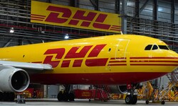 Ein DHL-Frachtflugzeug in einem Hangar in Leipzig