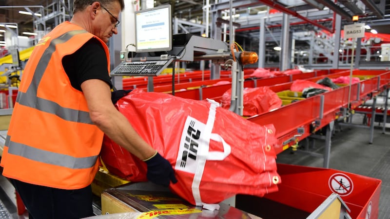 Im DHL-Logistikzentrum geriet glücklicherweise nur ein Container in Brand (Bild: AFP)