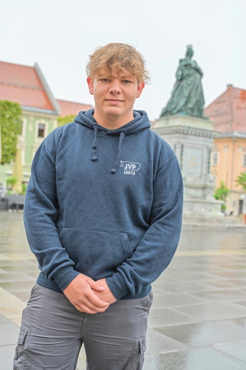 The young man from Klagenfurt not only organizes typing campaigns, but also stands up for others as a student representative and youth councillor. (Bild: Evelyn Hronek)