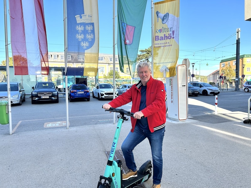 „Vor allem Pendler nehmen das Angebot der E-Scooter gerne an“, freut sich Verkehrsgemeinderat Peter Waldinger.  (Bild: ZGV Gemeinde Guntramsdorf)