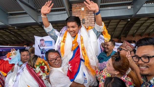 Nima Rinji Sherpa is duly celebrated. (Bild: AP/Niranjan Shrestha)