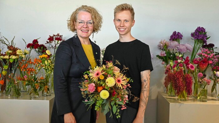 Erfolgreicher Titelkampf: Landesrätin Christiane Teschl-Hofmeister gratuliert dem frischgebackenen Weltmeister Manuel Bender