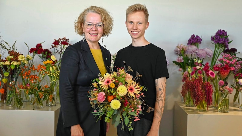 Erfolgreicher Titelkampf: Landesrätin Christiane Teschl-Hofmeister gratuliert dem frischgebackenen Weltmeister Manuel Bender (Bild: Jürgen Mück)