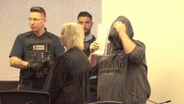 In the murder trial, Oliver R. hides under the hood of his sweatshirt. (Bild: Hagen Stegmüller/BILD)