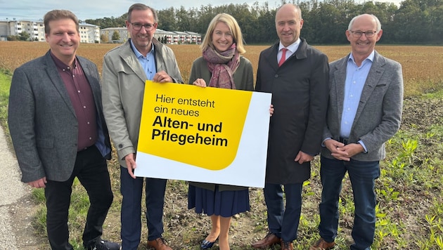 V.l.: SP-Stadtvize Stefan Bauer, SP-Bürgermeister Christian Deleja-Hotko, LR Christiane Haberlander, Bezirkshauptmann Manfred Hageneder und VP-Stadtvize Rudolf Höfler. (Bild: Land OÖ)