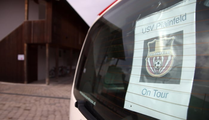 Beim Fußballspiel Plainfeld gegen Altenmarkt ging es heiß her. Während des Spiels klaute ein Bosnier den Schlüssel eines Spielerautos und machte kurzerhand eine Spritztour nach Hause. 