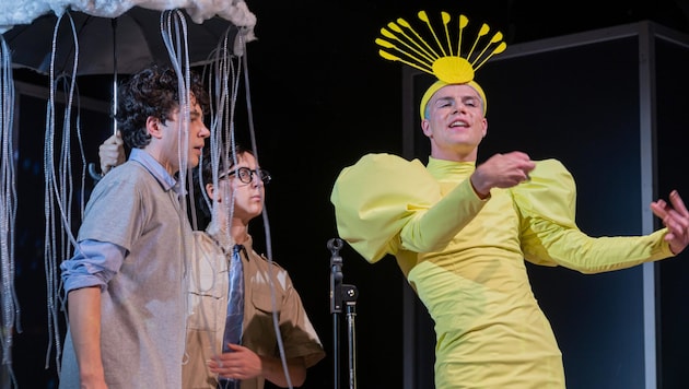 "Sparks" at the Theater der Jugend: Paul Winkler as Shawn (ga. right) with Mino Samuel Dreier as Malte and Una Nowak as Twinkle (Bild: TDJ/Rita Newman)