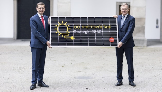 In April 2021, LH Stelzer (right) and State Councillor for Energy Markus Achleitner presented the "Photovoltaic Strategy 2030". (Bild: Land OÖ/Max Mayrhofer)