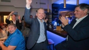 Christof Bitschi und seine Mitstreiter hatten am Sonntagabend in Bregenz allen Grund zum Feiern. (Bild: DIETMAR STIPLOVSEK / APA / picturedesk.com)